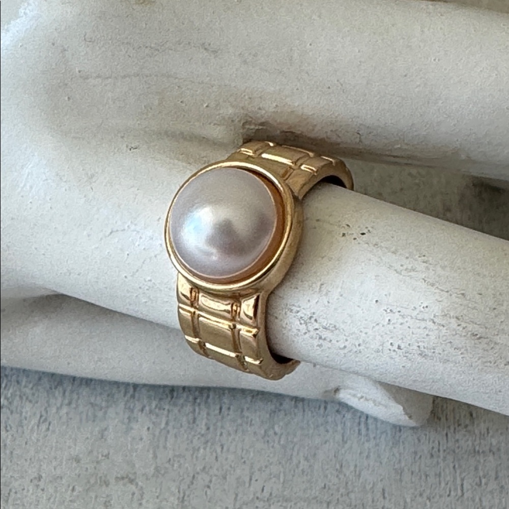Gold-tone statement ring with a wide sculpted band with faux pearl Sz. 8